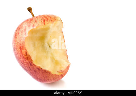 Mangé pomme rouge isolé sur fond blanc. Banque D'Images