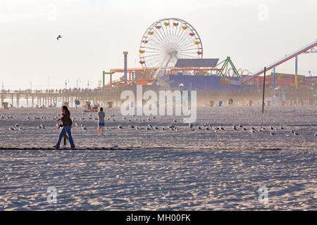 Los Angeles, Californie/Etats-Unis - le 3 octobre 2015 : la fin d'un soleil d'après-midi d'automne se trouve l'embarcadère de Santa Monica à Los Angeles, CA. Banque D'Images