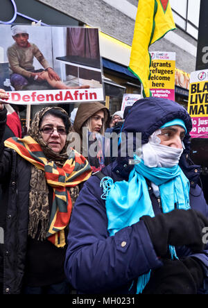 Les hommes et les femmes kurdes protestent contre le génocide par les troupes turques à Afrin Syrie le défendre contre le racisme, la manifestation internationale à Londres pour marquer la Journée des Nations Unies contre le racisme. 17 mars 2018 Banque D'Images