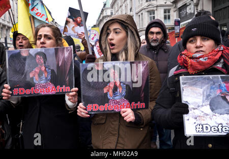 Les hommes et les femmes kurdes protestent contre le génocide par les troupes turques à Afrin Syrie le défendre contre le racisme, la manifestation internationale à Londres pour marquer la Journée des Nations Unies contre le racisme. 17 mars 2018 Banque D'Images