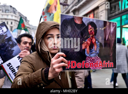 Les hommes et les femmes kurdes protestent contre le génocide par les troupes turques à Afrin Syrie le défendre contre le racisme, la manifestation internationale à Londres pour marquer la Journée des Nations Unies contre le racisme. 17 mars 2018 Banque D'Images