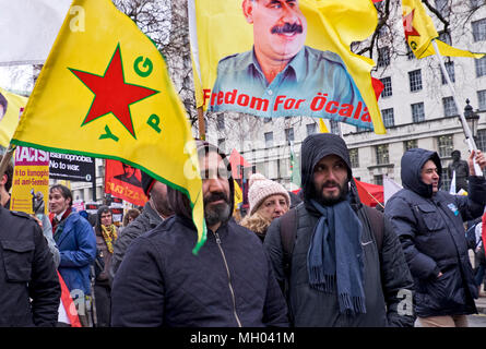 Les hommes et les femmes kurdes protestent contre le génocide par les troupes turques à Afrin Syrie le défendre contre le racisme, la manifestation internationale à Londres pour marquer la Journée des Nations Unies contre le racisme. 17 mars 2018 Banque D'Images