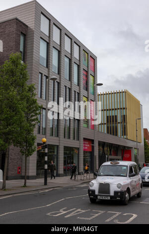 Southwark Lewisham College de Londres près de southwark station avec un taxi ou london cab en passant devant l'entrée principale. Contemporain ou moderne. Banque D'Images