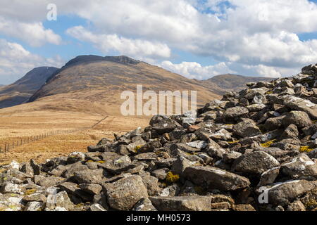 À la recherche des Cairns dans carnedd Lwyd vers le sommet du Cadair Idris Banque D'Images