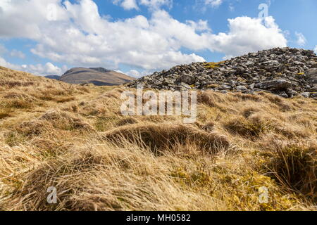 Un coup bas de la Cairns dans carnedd Lwyd en regardant vers le sommet du Cadair Idris Banque D'Images