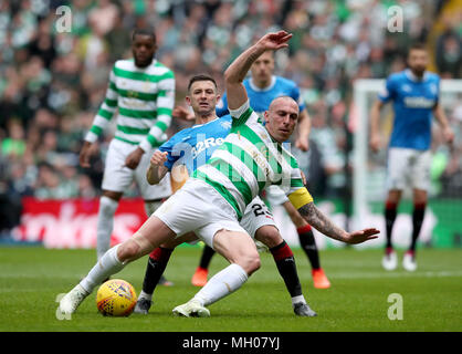 Scott Brown du Celtic et Rangers' Jason Holt bataille pour la balle durant le match de championnat écossais de Ladbrokes Celtic Park, Glasgow. Banque D'Images