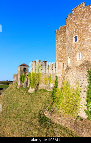 L'Angleterre, le château de Douvres. Mur rideau extérieur de la porte de l'agent de la tour du Trésorier montrant et Godsfoe Tower. Fossé sec, soleil, ciel bleu. Banque D'Images