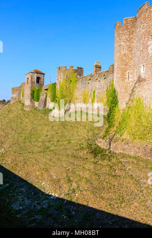 L'Angleterre, le château de Douvres. Mur rideau extérieur de la porte de l'agent de la tour du Trésorier montrant et Godsfoe Tower. Fossé sec, soleil, ciel bleu. Banque D'Images