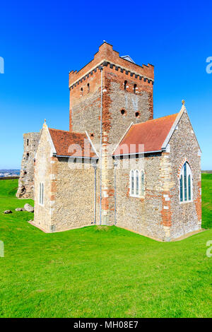 Le château de Douvres, en Angleterre. Construction Late-Saxon, Église de St Mary-en-Castro, original construit 1000, restauré du xixe siècle. Un soleil brillant. Ciel bleu. Banque D'Images