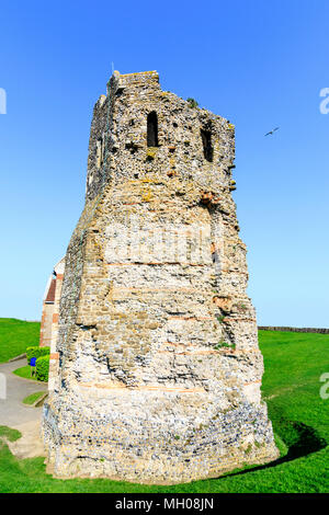 L'Angleterre, le château de Douvres. Pharos romaine, phare, construit au début du deuxième siècle de notre ère. Bleu clair Ciel d'été. Banque D'Images