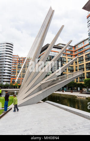 Londres, Royaume-Uni - Juin 5th, 2015 : dans le quartier londonien de Paddington Basin se trouve le pont de ventilateur qui ouvre le vendredi. Ici les jeunes touristes regardez-le ouvert. Banque D'Images