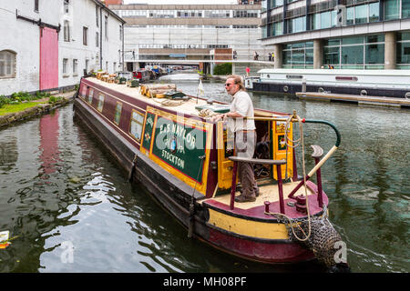 Londres, Royaume-Uni - Juin 5th, 2015 : dans le quartier londonien de Paddington Basin une barge tourne avant de partir en direction de la Tamise. Banque D'Images