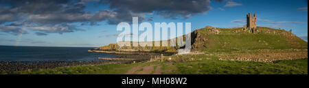 Château de Dunstanburgh, Northumberland, Angleterre. Banque D'Images