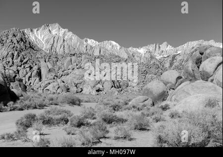 Le Mont Whitney et de l'Alabama Hills, Californie 14er, point culminant de l'état et le plus haut sommet dans les 48 états inférieurs, situé dans les montagnes de la Sierra Nevada Banque D'Images