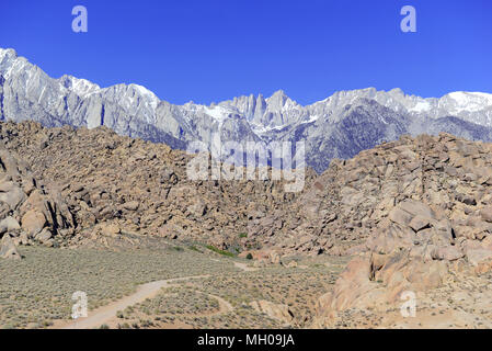 Le Mont Whitney et de l'Alabama Hills, Californie 14er, point culminant de l'état et le plus haut sommet dans les 48 états inférieurs, situé dans les montagnes de la Sierra Nevada Banque D'Images