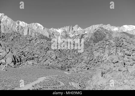 Le Mont Whitney et de l'Alabama Hills, Californie 14er, point culminant de l'état et le plus haut sommet dans les 48 états inférieurs, situé dans les montagnes de la Sierra Nevada Banque D'Images