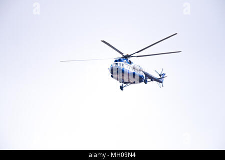 Novosibirsk, Russie - 27 Avril 2018 : Mil Mi-8T Hip RF-28960 Police dans le ciel près de l'Aéroport International Tolmachevo Banque D'Images