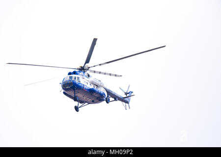 Novosibirsk, Russie - 27 Avril 2018 : Mil Mi-8T Hip RF-28960 Police dans le ciel près de l'Aéroport International Tolmachevo Banque D'Images