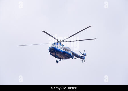 Novosibirsk, Russie - 27 Avril 2018 : Mil Mi-8T Hip RF-28960 Police dans le ciel près de l'Aéroport International Tolmachevo Banque D'Images