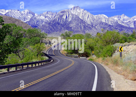 Le Mont Whitney et de l'Alabama Hills, Californie 14er, point culminant de l'état et le plus haut sommet dans les 48 états inférieurs, situé dans les montagnes de la Sierra Nevada Banque D'Images