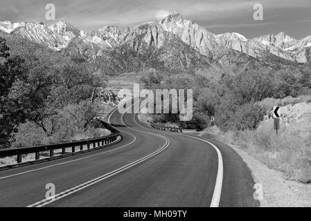 Le Mont Whitney et de l'Alabama Hills, Californie 14er, point culminant de l'état et le plus haut sommet dans les 48 états inférieurs, situé dans les montagnes de la Sierra Nevada Banque D'Images