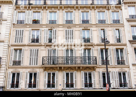 Paris Montmartre, fenêtres avec volets Banque D'Images