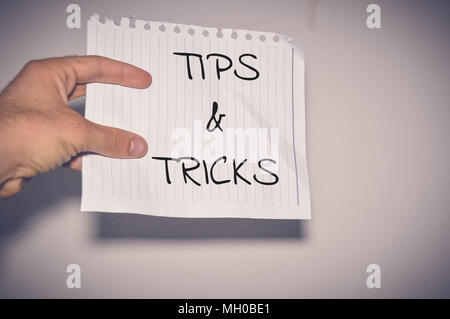 Trucs & astuces mot écrit sur du papier blanc Banque D'Images