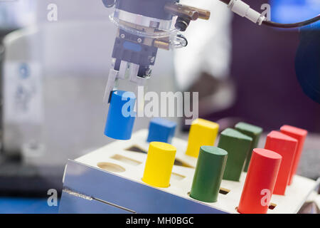 Bras robot pick and place;automatisation de processus de prise de pièces et de les placer dans un nouvel emplacement Banque D'Images