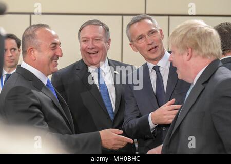 La secrétaire d'État des États-Unis, Mike Pompeo, centre, s'entretient avec le Secrétaire aux affaires étrangères britannique Boris Johnson, à droite, le Secrétaire général de l'OTAN, M. Jens Stoltenberg, deuxième à droite, et le ministre turc des affaires étrangères, Mevlüt Çavusoglu, gauche, au Siège de l'OTAN au cours de la réunion ministérielle des affaires étrangères de l'OTAN, le 27 avril 2018 à Bruxelles, Belgique. Banque D'Images