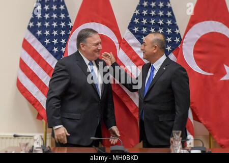 La secrétaire d'État des États-Unis, Mike Pompeo se réunit avec le Ministre turc des affaires étrangères, Mevlüt Çavusoglu, droite, en marge de la réunion des ministres des affaires étrangères de l'OTAN au siège de l'OTAN le 27 avril 2018 à Bruxelles, Belgique. Banque D'Images