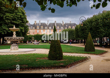 Place des Vosges dans le quartier du Marais Banque D'Images