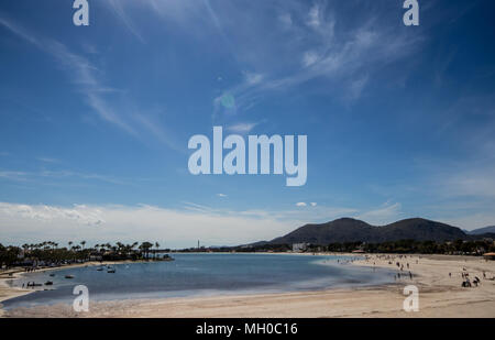 Vue de la plage de sable de la Baie d'Alcudia, Port Alcudia, Mallorca, Iles Baléares, Espagne, Europe Banque D'Images