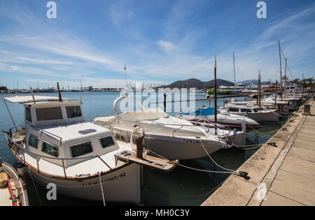 Bateaux amarrés à la marina de Port Alcudia, Mallorca, Iles Baléares, Espagne, Europe Banque D'Images