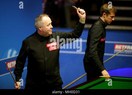 John Higgins célèbre après avoir battu Jack Lisowski 13-1 pendant neuf jours du championnat du monde 2018 Betfred le creuset, Sheffield. Banque D'Images