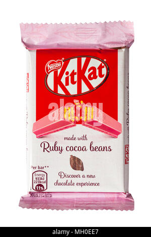 Bar de Kit-Kat Kitkat Kit Kat fait avec ruby les fèves de cacao isolé sur fond blanc - Découvrez une nouvelle expérience du chocolat Banque D'Images