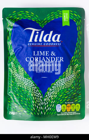 Sachet de Tilda véritable bonté et coriandre Lime riz basmati cuit à la vapeur sans gluten isolé sur fond blanc Banque D'Images