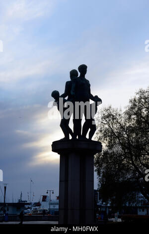 Sculpture de famille de quatre par Gustav Vigeland par waterfront à Oslo Norvège Banque D'Images