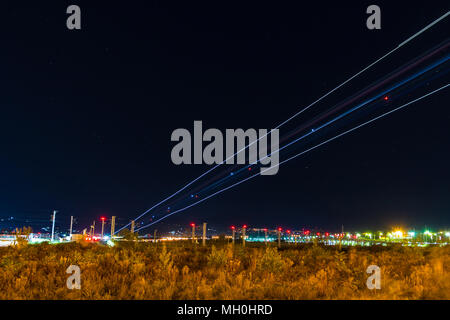 Les sentiers de la lumière de l'avion à l'atterrissage sur le fond de ciel de nuit avec des étoiles, Adler, Sochi, Russie Banque D'Images