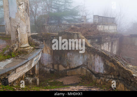 Escalier de l'immeuble abandonné de l'ancien restaurant sur le sommet du mont Akhun dans un épais brouillard, Sochi, Russie Banque D'Images