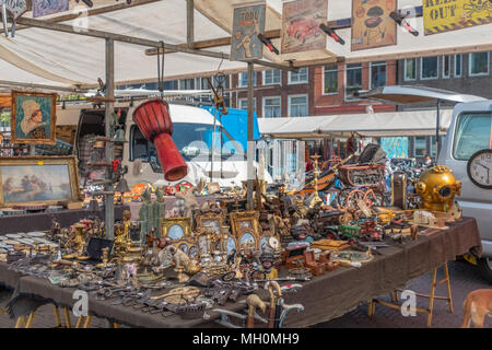 Stand à l'un des nombreux marchés aux puces autour d'Amsterdam. Ici fournisseurs offrent une sélection variée d'antiquités, d'objets insolites et éclectiques, mais acheteur bewa Banque D'Images