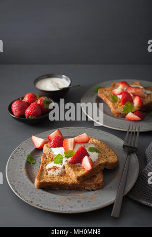 French toasts avec du yaourt et des fraises pour le petit déjeuner Banque D'Images