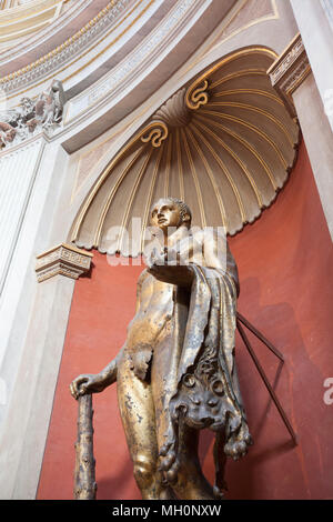 Le doré bronze statue d'Hercule du théâtre de Pompey ... Hercules en bronze doré Statue en Sala Rotonda au Musée du Vatican Banque D'Images