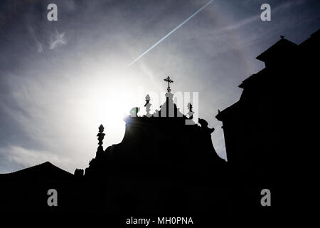 Vue de Sao Domingo dans Largo de São Domingos à Lisbonne, Portugal. silhouette de l'été Banque D'Images