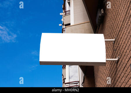 Pancarte. Maquette de forme rectangulaire sur le mur Banque D'Images