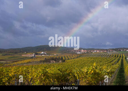 Ciel orageux et un arc-en-ciel sur Mittelberg village et Kellergasse, une destination populaire pour les amateurs de vin de Basse Autriche Banque D'Images