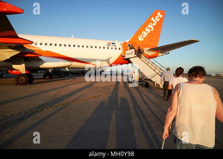 Les passagers d'easyjet avion par l'arrière comme suit à l'aéroport de Bristol England uk Banque D'Images