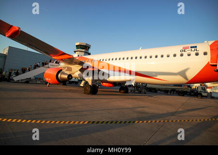 Barrière de bande comme les passagers d'avion easyjet via les marches à l'aéroport de Bristol England uk Banque D'Images