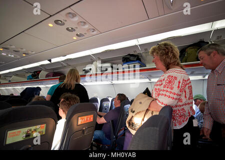 Les passagers d'easyjet vol comme à l'intérieur de bagages le plein à l'aéroport de Bristol England uk Banque D'Images