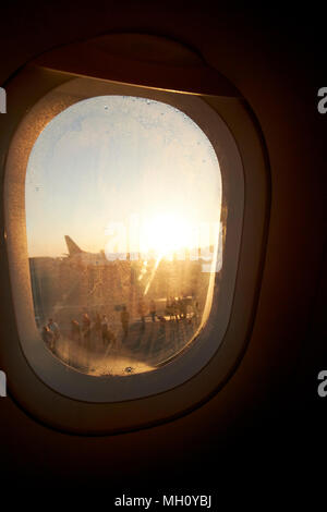 Regardant par la fenêtre de l'avion que les passagers d'easyjet avion par l'arrière comme suit à l'aéroport de Bristol England uk au coucher du soleil Banque D'Images