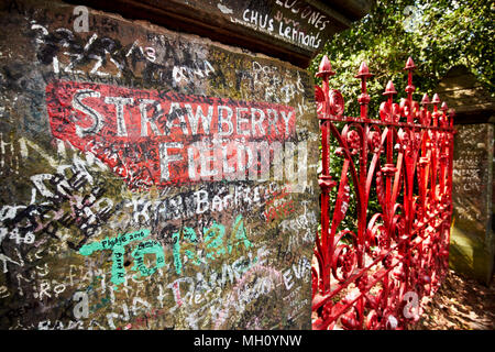 Les portes de strawberry field rendu célèbre par la chanson des Beatles strawberry fields forever écrit par John Lennon qui vivait à proximité Liverpool Merseyside e Banque D'Images